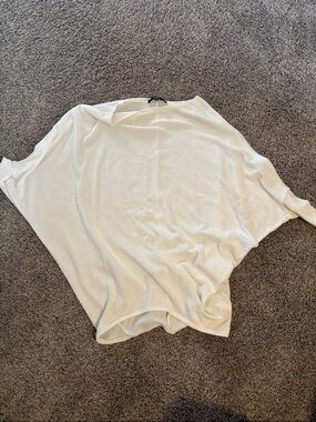 Lulu’s oversized Women’s Batwing Top in Cream